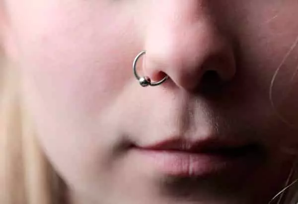 עגילים באף (101 תמונות): כיצד להכניס עגילי זהב באף, טבעת, הוגן ועוד צפיות פופולריות 3387_31