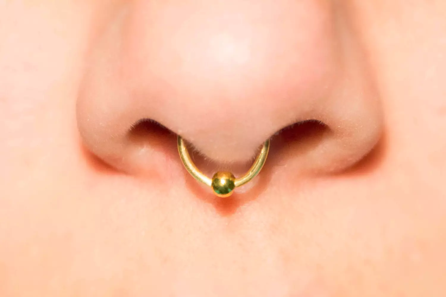 Pendents al nas (101 fotos): Com inserir les arracades d'or al nas, anell, just i d'altres populars Vistes 3387_32