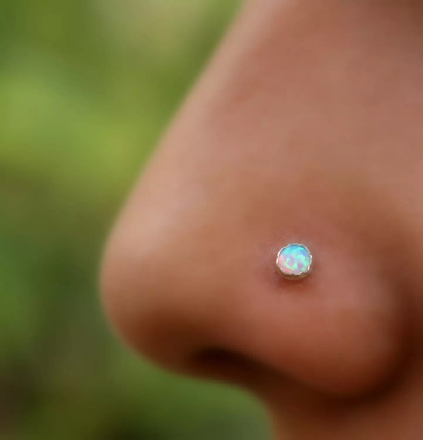 Pendientes en la nariz (101 fotos): Cómo insertar pendientes de oro en nariz, anillo, ferias y otras vistas populares 3387_50