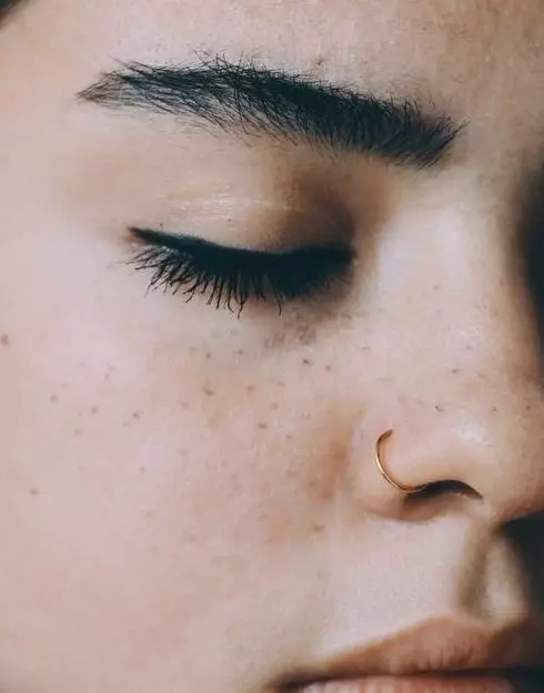 עגילים באף (101 תמונות): כיצד להכניס עגילי זהב באף, טבעת, הוגן ועוד צפיות פופולריות 3387_56