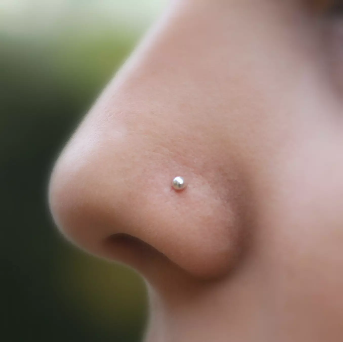 Pendientes en la nariz (101 fotos): Cómo insertar pendientes de oro en nariz, anillo, ferias y otras vistas populares 3387_66