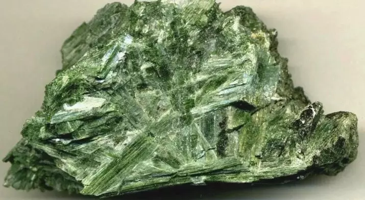 Aktinolithol (19 foto): magia e altre proprietà del minerale, l'uso della pietra 3388_13