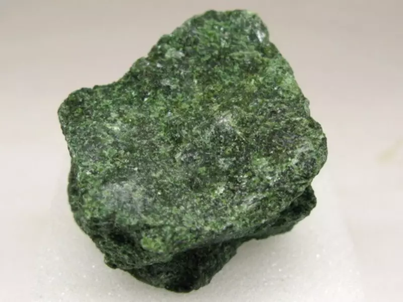 Aktinolithol (19 Mga Litrato): Magic ug uban pang mga kabtangan sa mineral, ang paggamit sa bato 3388_3