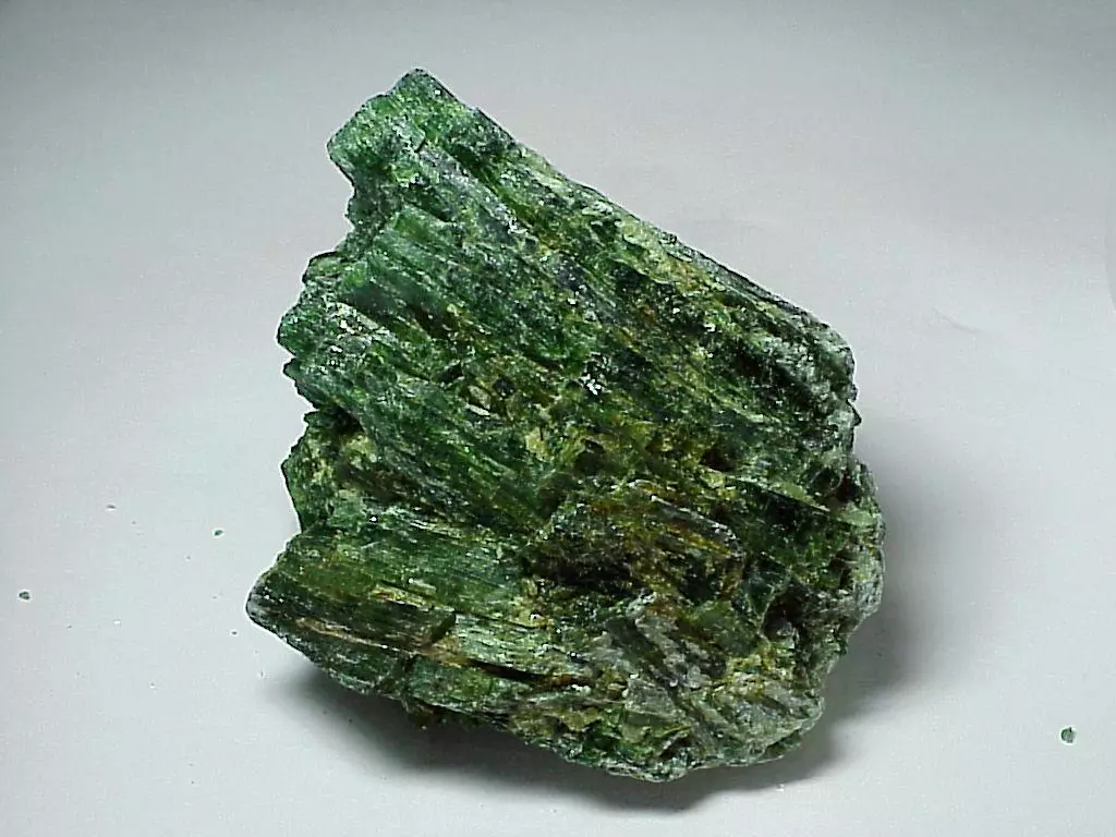 Aktinolithol (19 photos): magie et autres propriétés du minéral, l'utilisation de la pierre 3388_5