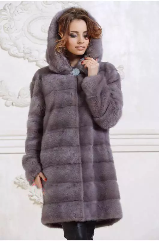 Gray fur coat (65 mga larawan): light grey, grey-blue and grey-beige fur strip models 338_11