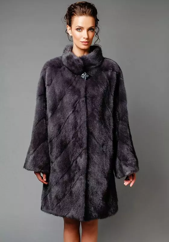 Gray fur coat (65 mga larawan): light grey, grey-blue and grey-beige fur strip models 338_12
