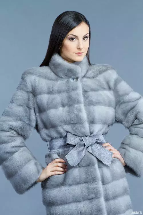 Gray fur coat (65 mga larawan): light grey, grey-blue and grey-beige fur strip models 338_13
