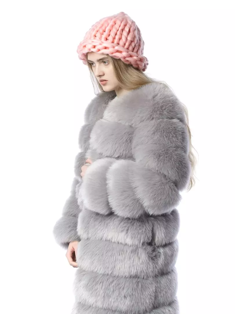 Gray fur coat (65 mga larawan): light grey, grey-blue and grey-beige fur strip models 338_15