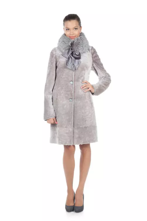 Gray fur coat (65 mga larawan): light grey, grey-blue and grey-beige fur strip models 338_16