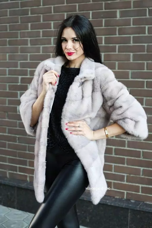 Gray fur coat (65 mga larawan): light grey, grey-blue and grey-beige fur strip models 338_17