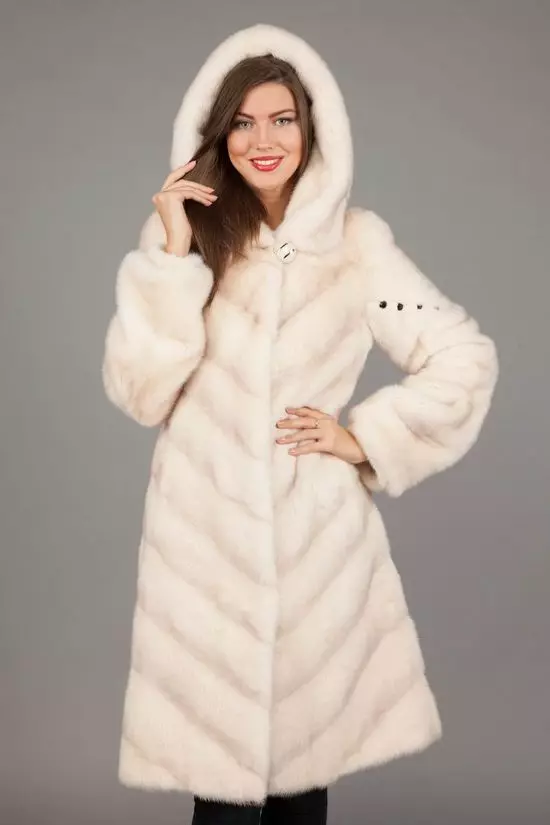 Gray fur coat (65 mga larawan): light grey, grey-blue and grey-beige fur strip models 338_22