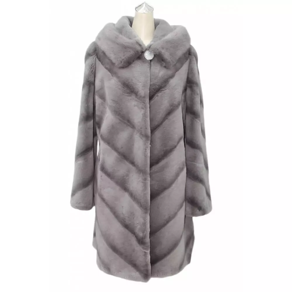 Gray fur coat (65 mga larawan): light grey, grey-blue and grey-beige fur strip models 338_23