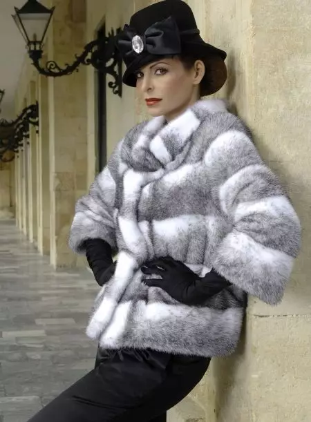 Gray fur coat (65 mga larawan): light grey, grey-blue and grey-beige fur strip models 338_24