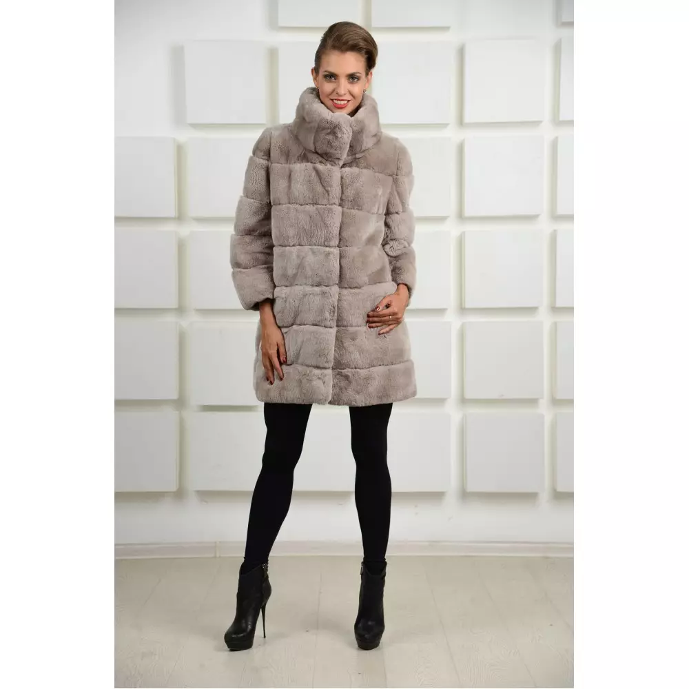 Gray fur coat (65 mga larawan): light grey, grey-blue and grey-beige fur strip models 338_28