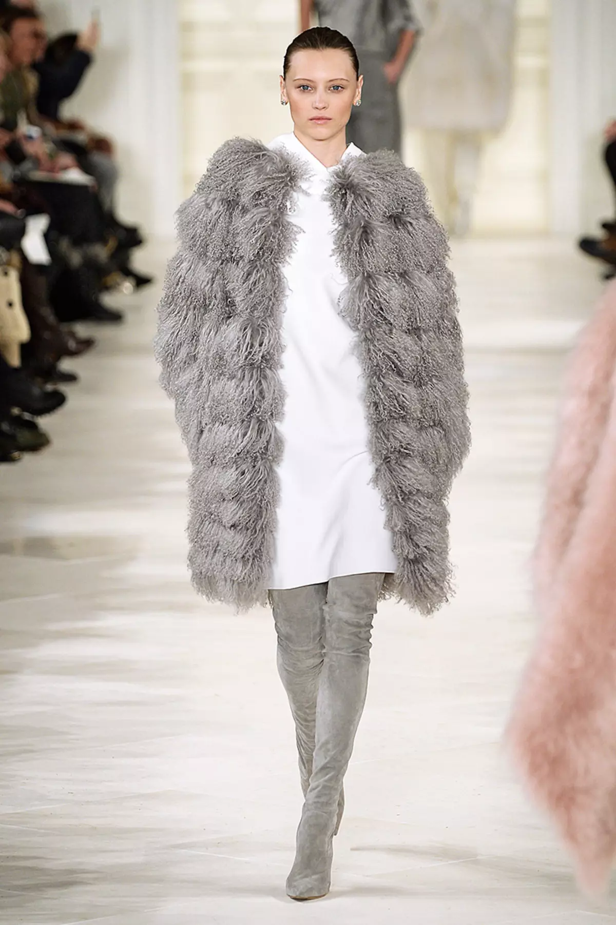 Gray fur coat (65 mga larawan): light grey, grey-blue and grey-beige fur strip models 338_3