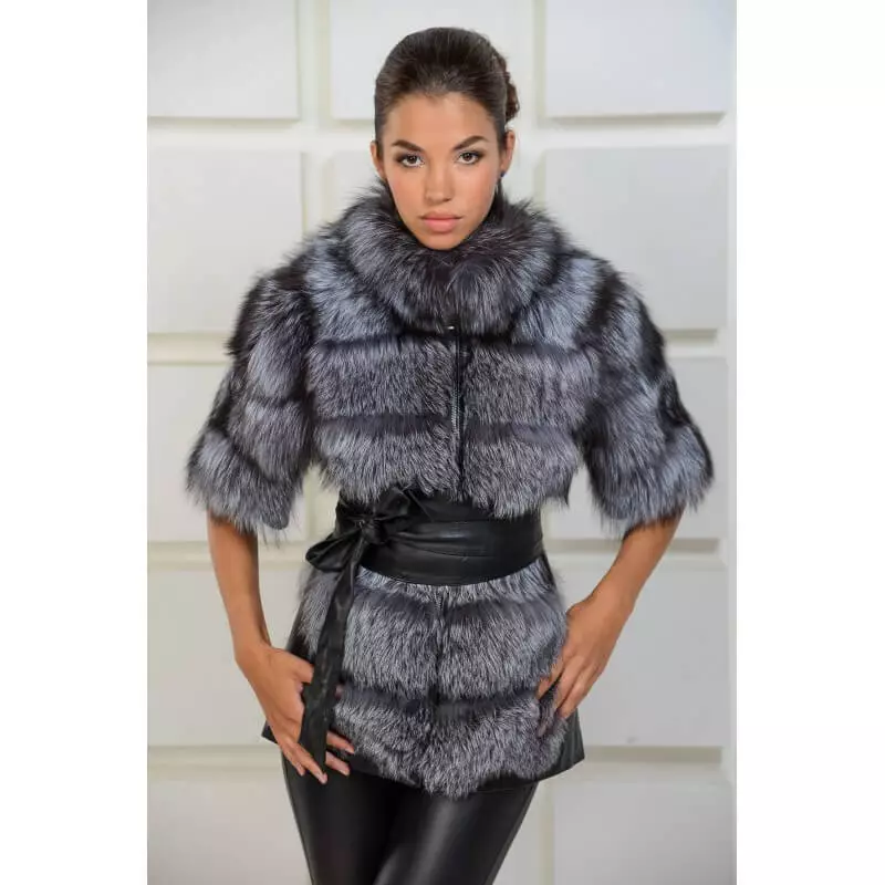 Gray fur coat (65 mga larawan): light grey, grey-blue and grey-beige fur strip models 338_39