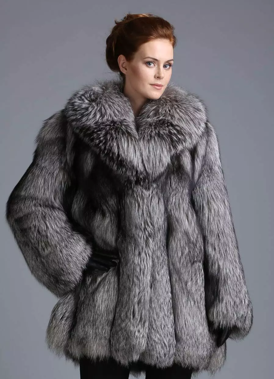 Gray fur coat (65 mga larawan): light grey, grey-blue and grey-beige fur strip models 338_46