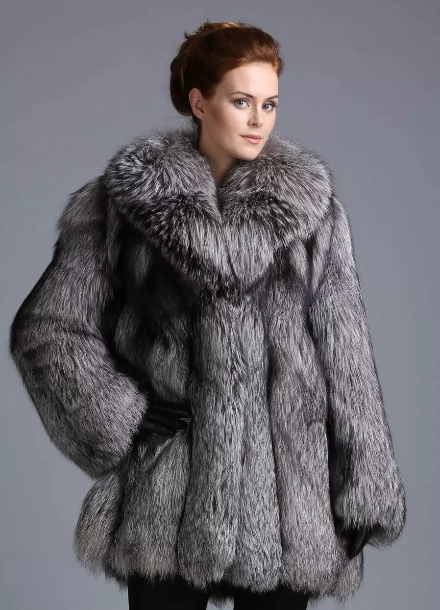 Grey Fur Coat (65 Mga Litrato): Kahayag nga Grey, Grey-Blue ug Grey-Beige Fur Strip Models 338_46