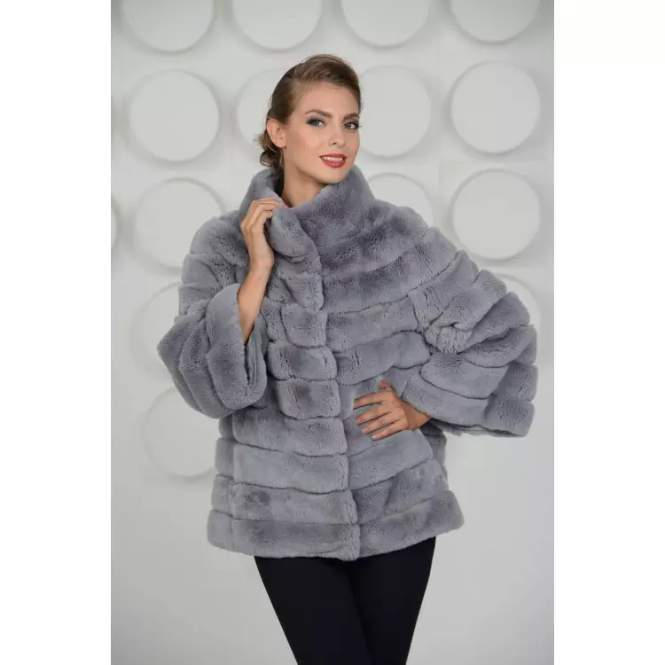Gray fur coat (65 mga larawan): light grey, grey-blue and grey-beige fur strip models 338_48