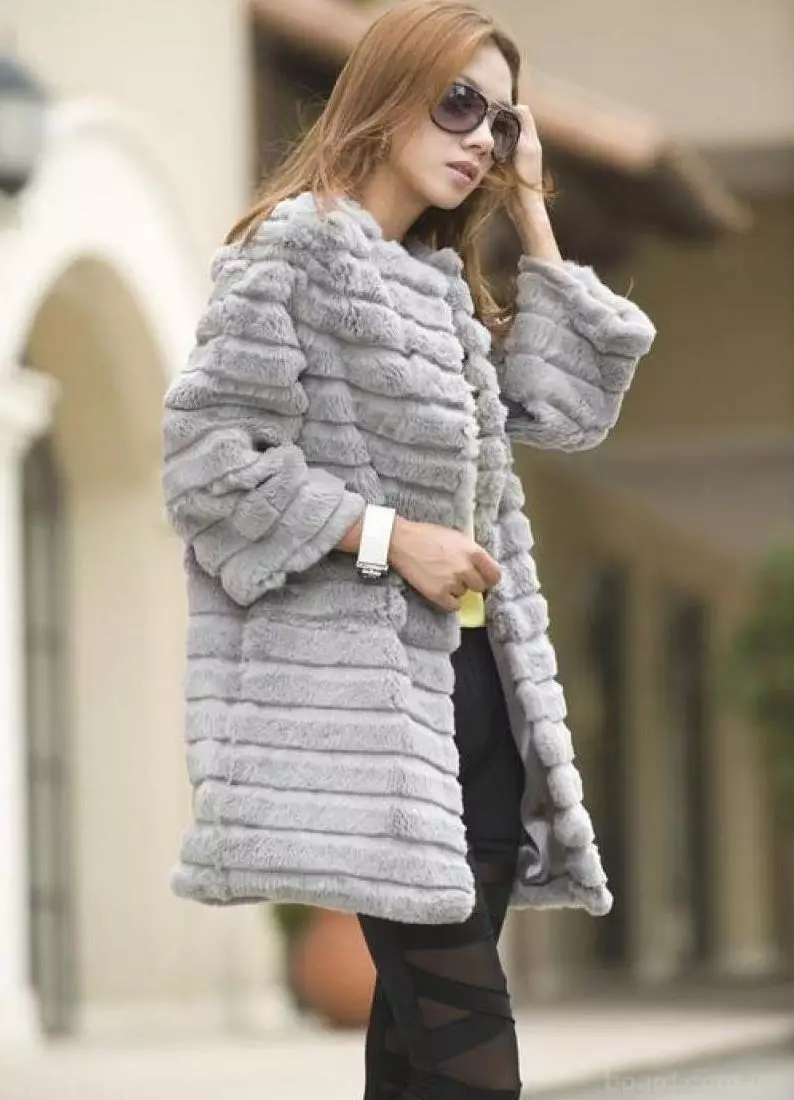 Gray fur coat (65 mga larawan): light grey, grey-blue and grey-beige fur strip models 338_5