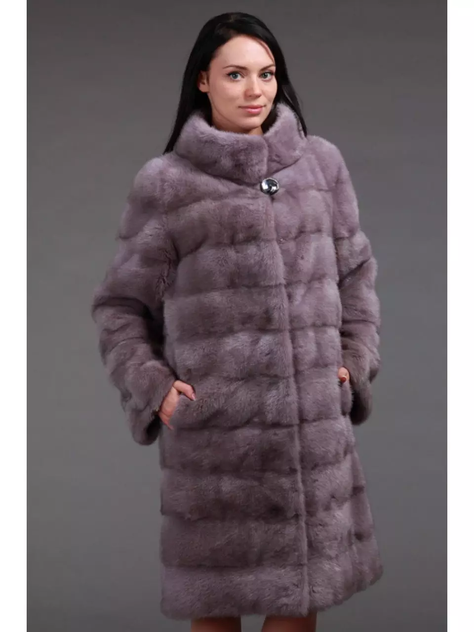 Grey Fur Coat (65 Mga Litrato): Kahayag nga Grey, Grey-Blue ug Grey-Beige Fur Strip Models 338_9