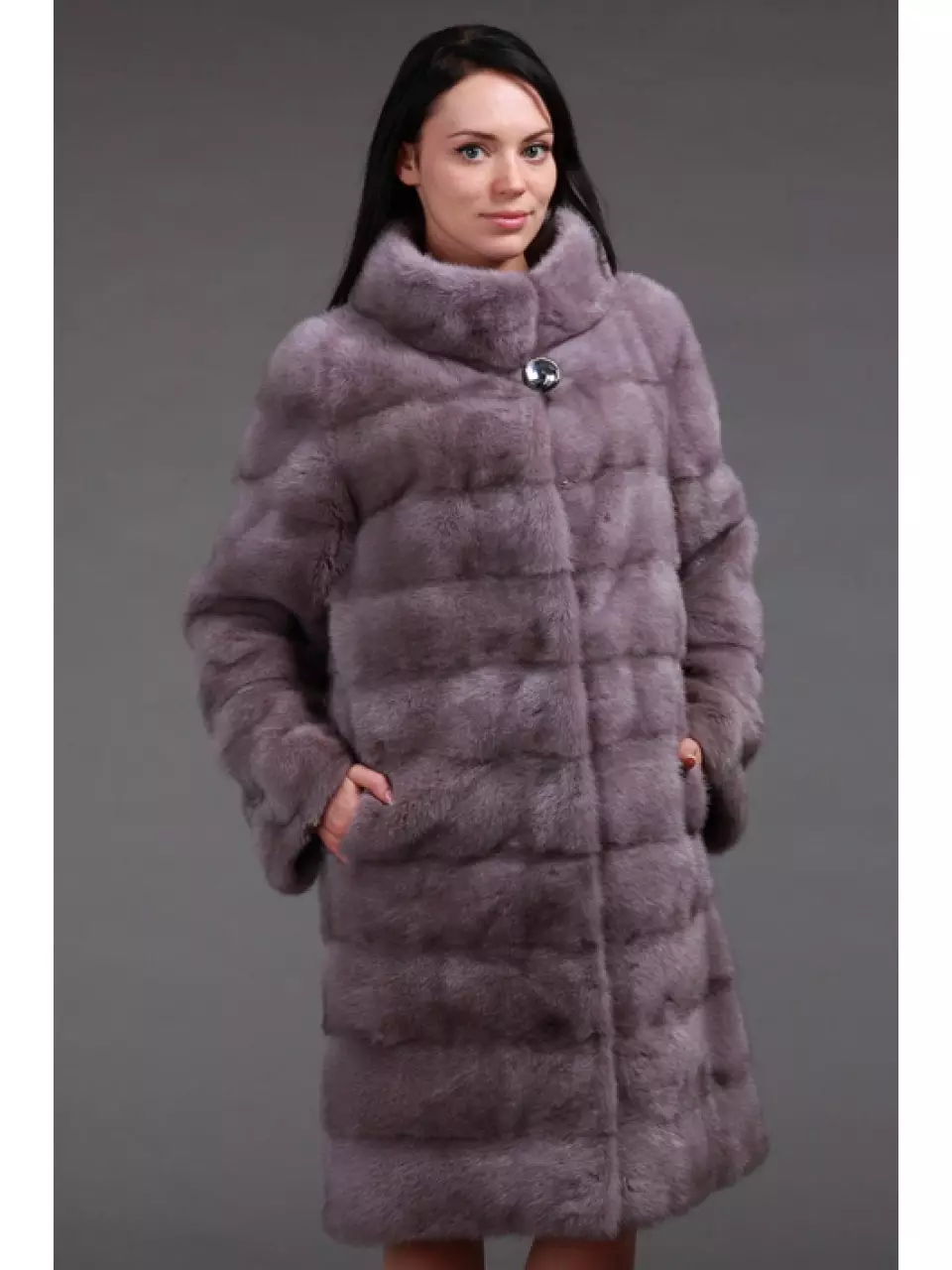 Gray fur coat (65 mga larawan): light grey, grey-blue and grey-beige fur strip models 338_9