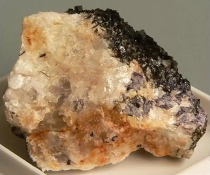 Fluorite (45 Billeder): Stenegenskaber, Applikationsmetoder, Værdi for mennesker, Beskrivelse og Krystals oprindelse 3404_14