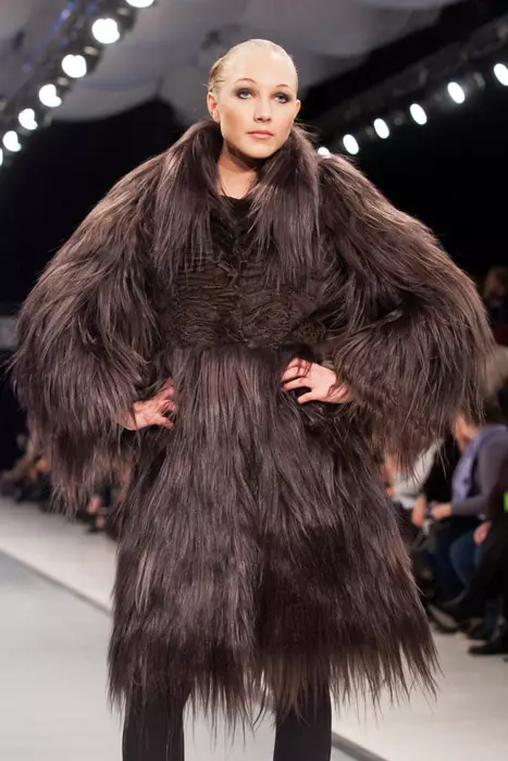 Хака кожено палто (24 снимки): това, което е толкова хубаво кожено палто от косми от този могъщ животно, как да изберете какво да спя с 340_15