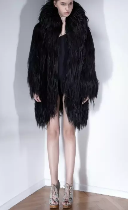 Jaca Fur Coat (24 장의 사진) :이 강력한 동물의 모피에서 너무 좋은 모피 코트, 어떻게 자고 있는지 선택하는 방법 340_21