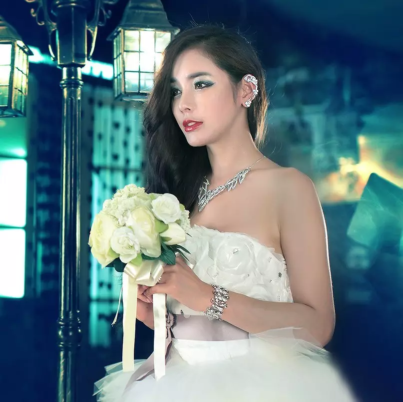 Earrings Wedding (37 Foto): Model Pernikahan untuk Pengantin Wanita, Anting Panjang 3419_22