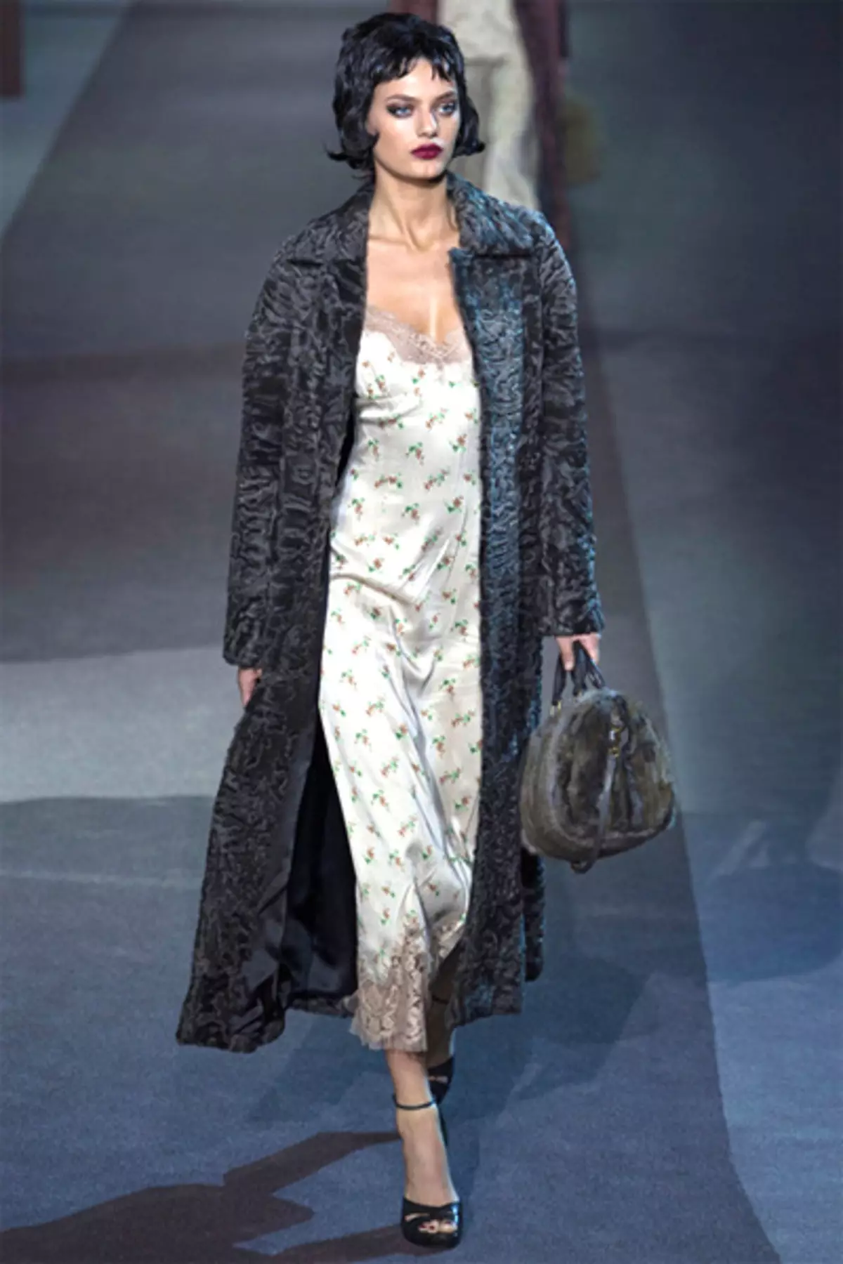 Long fur coats (34 photos): Fur model in the floor, how to wear 341_22