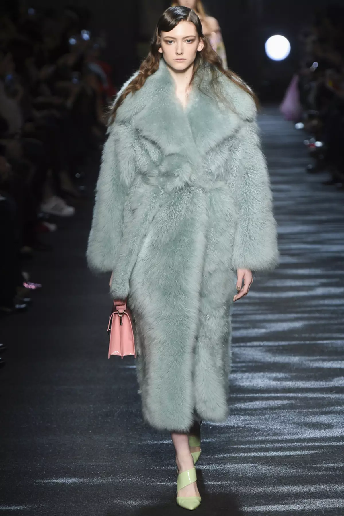 Long fur coats (34 photos): Fur model in the floor, how to wear 341_24