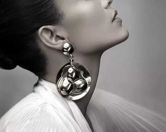 Okrogle uhani (64 fotografij): Gold in srebrni uhani, modeli za okroglo obraza, črni uhani kroga z dvema stranema 3421_23
