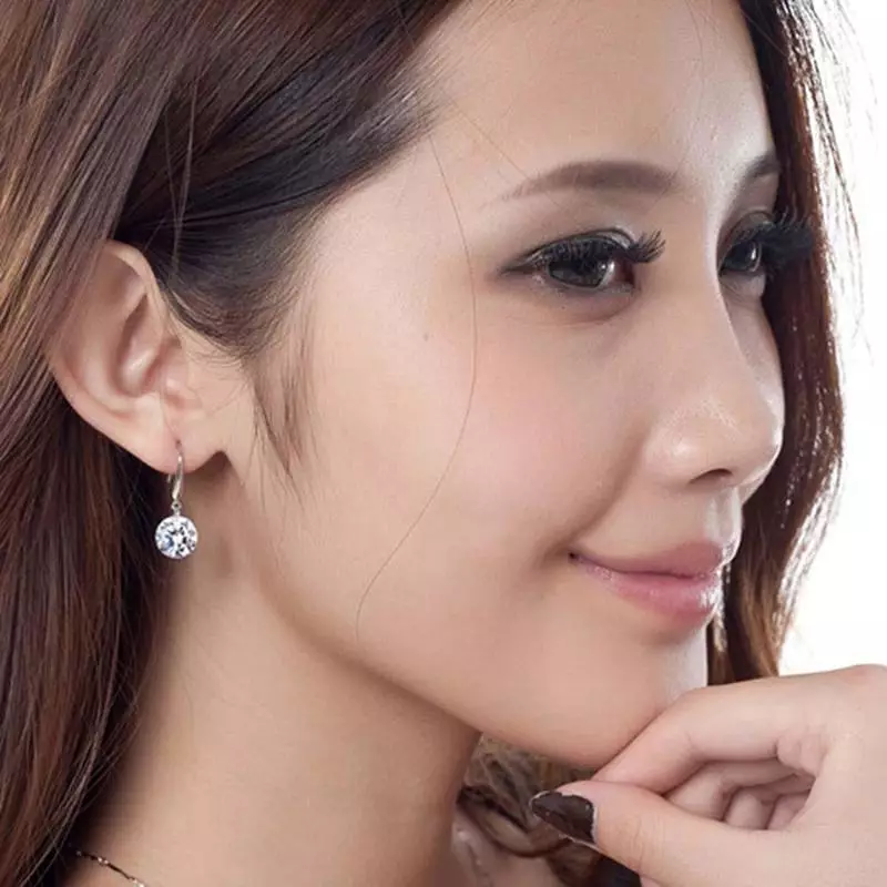 Anting-anting pusingan (64 foto): anting-anting emas dan perak, model untuk wajah bulat, anting-anting hitam bulat dari dua sisi 3421_32