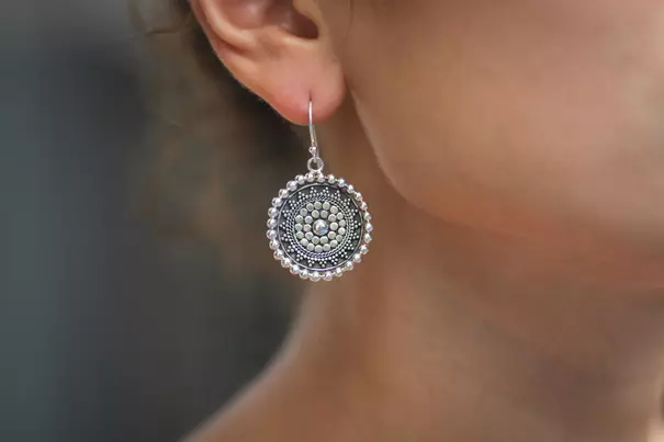 गोल earrings (64 फोटो): गोल्ड आणि चांदीचे कानातले, गोल फेससाठी मॉडेल, दोन बाजूंच्या काळा कानातल्या 3421_33