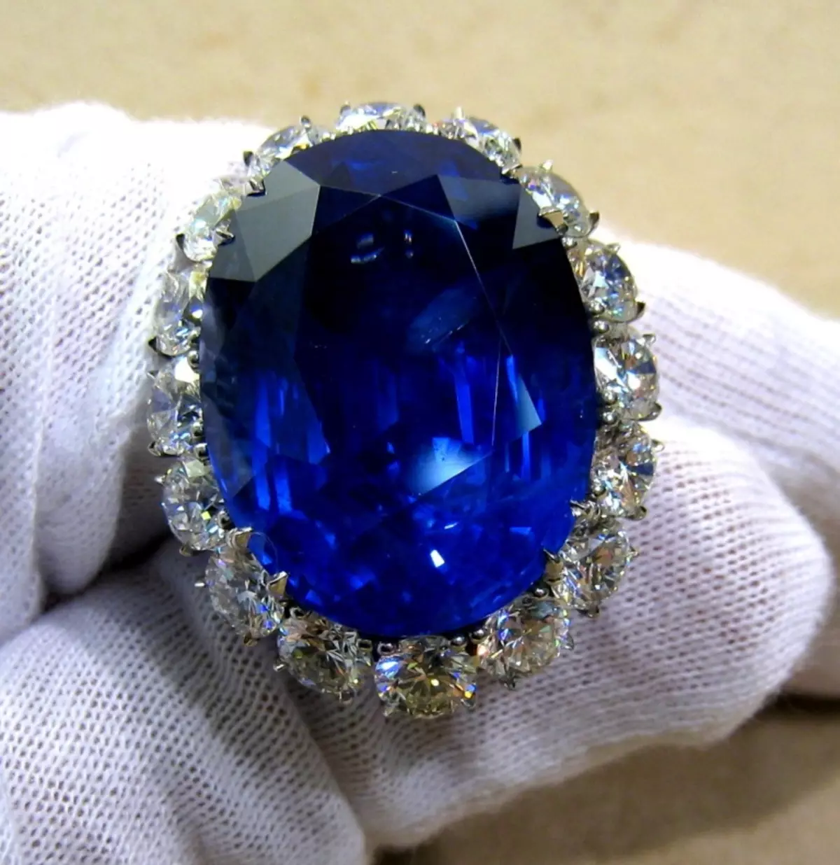 Сапфир иви. Синий сапфир камень. Сапфир, «синий Яхонт». Синий камень ювелирный драгоценных сапфир.