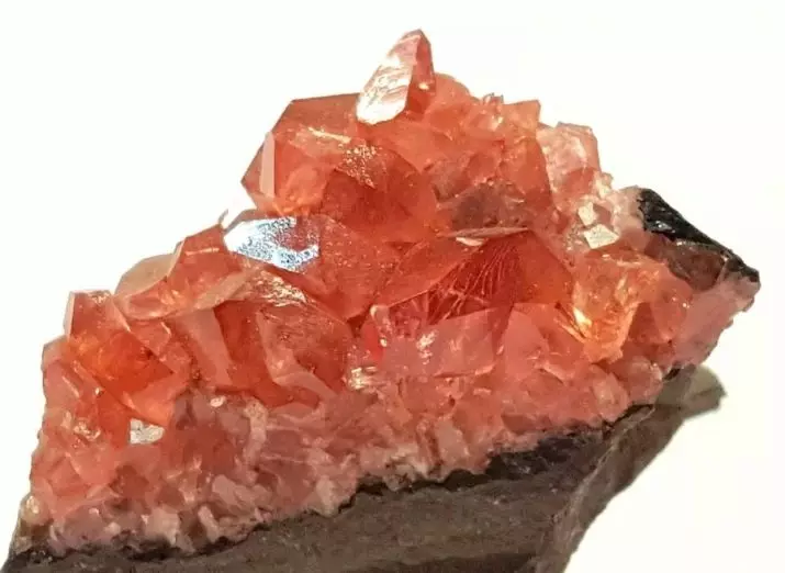 Rhodotrozit (32 fotoğraf): Bu taşa kim yaktı? Böyle bir mineralin büyülü ve terapötik özellikleri nelerdir? Adam için Rhodochrosite değeri 3432_12