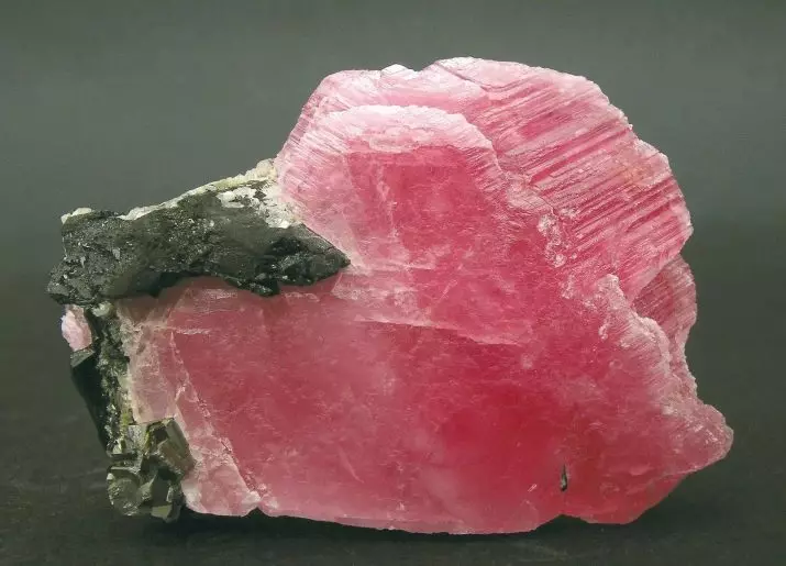 Rhodotrozit (32 foton): Vem passar den här stenen? Vilka är de magiska och terapeutiska egenskaperna hos ett sådant mineral? Värdet av rhodochrosit för mannen 3432_13