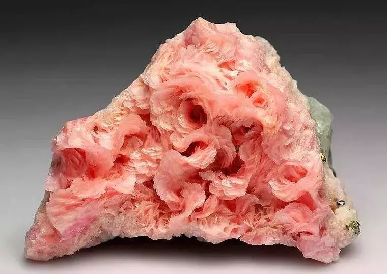 Rhodotrozit (32 nuotraukos): kas tinka šiam akmeniui? Kokios yra tokios mineralinės stebuklingos ir terapinės savybės? Rhodochrosite vertė žmogui 3432_4