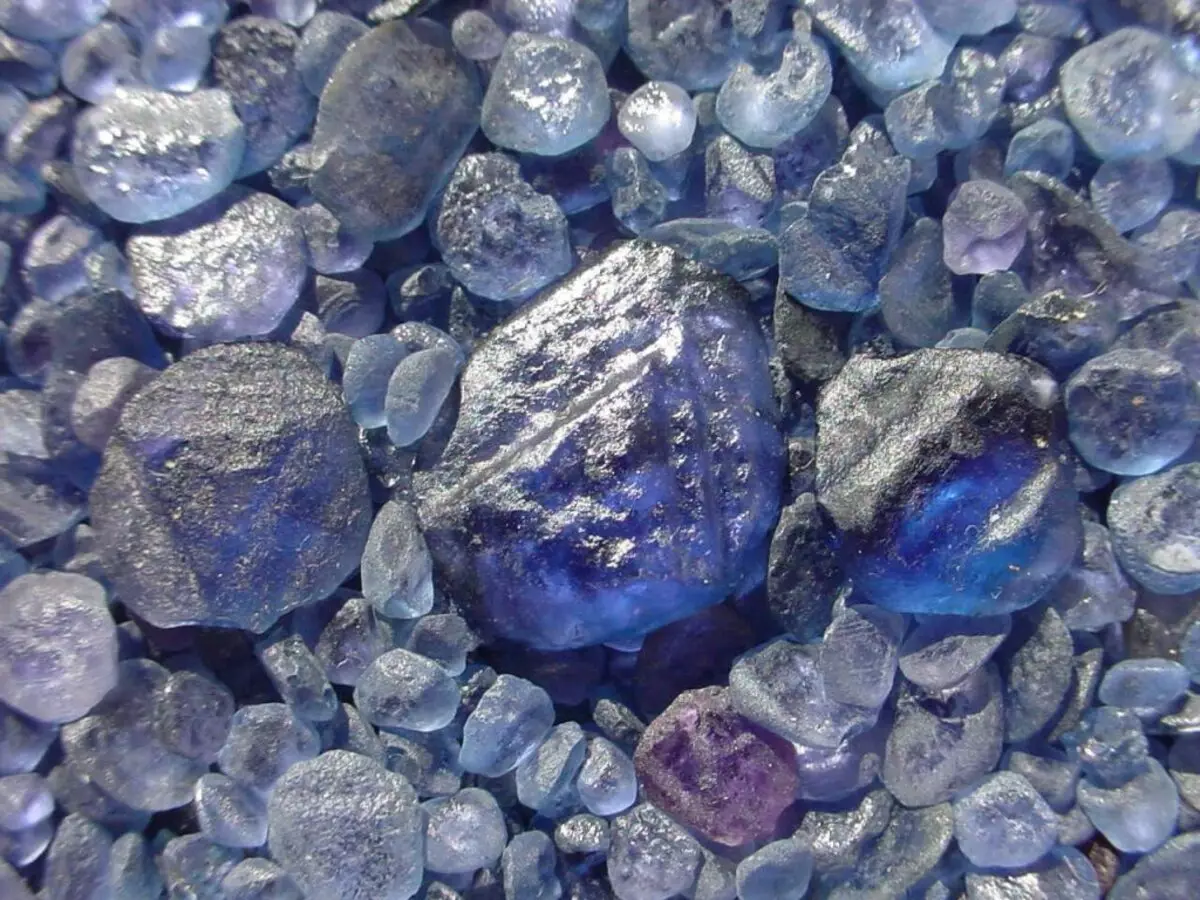 Sapphires färger (21 bilder): rosa och grön, orange och lila safirer, mörka och ljusa sorter, färglös och byte av färg 3436_21