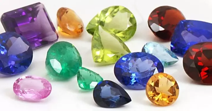 Sapphires litir (21 myndir): bleikur og grænn, appelsínugult og fjólublár sapphires, dökk og björt afbrigði, litlaus og breyting litur 3436_5