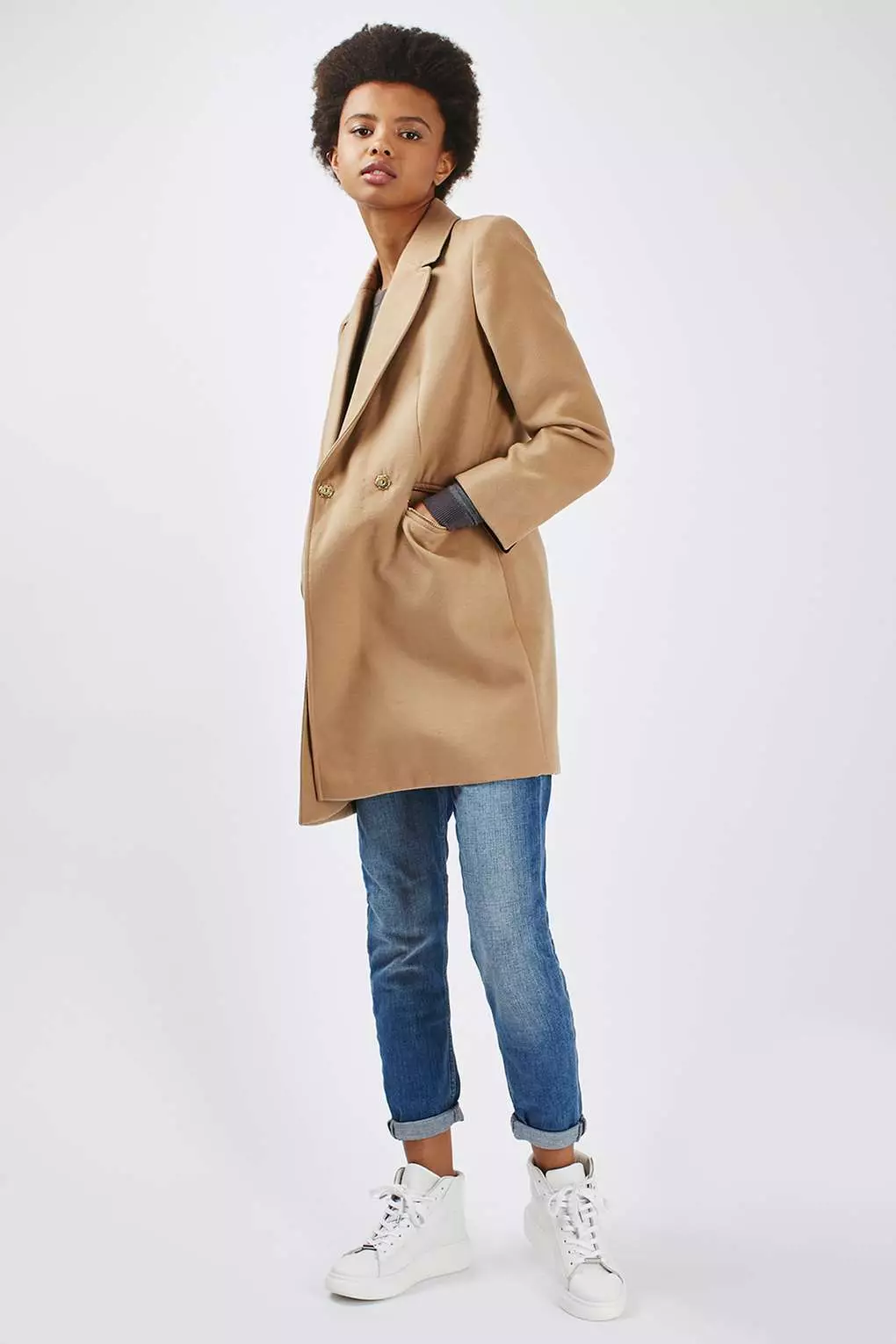 Coat-boyfriend (80 foto): cosa indossare un cappotto femminile nel ragazzo di stile maschile 343_14