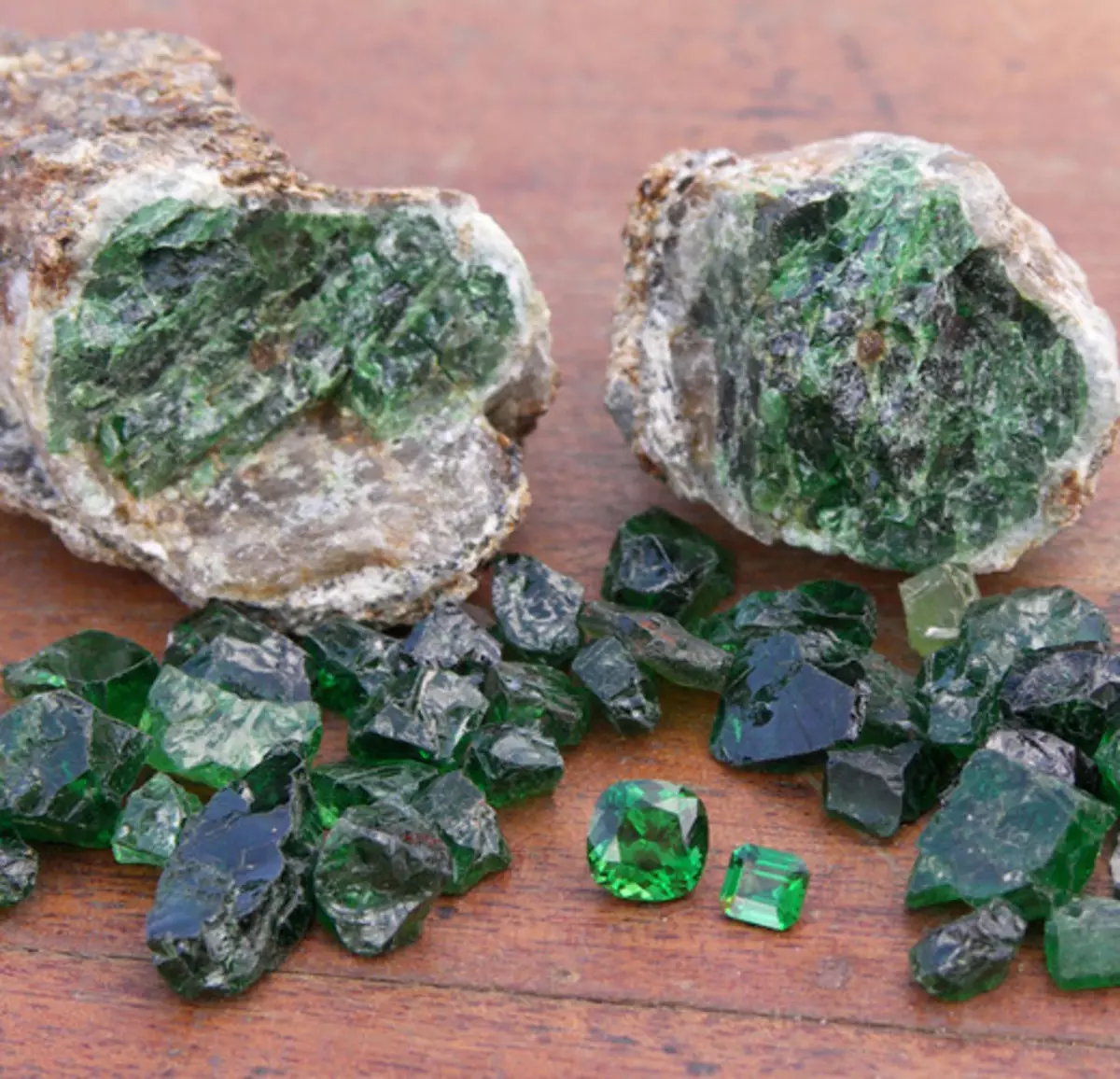 शिबिरे (1 9 फोटो): हा दगड काय आहे? वैशिष्ट्ये आणि गुणधर्म. नैसर्गिक हिरव्या ग्रेनेडची वैशिष्ट्ये 3442_12