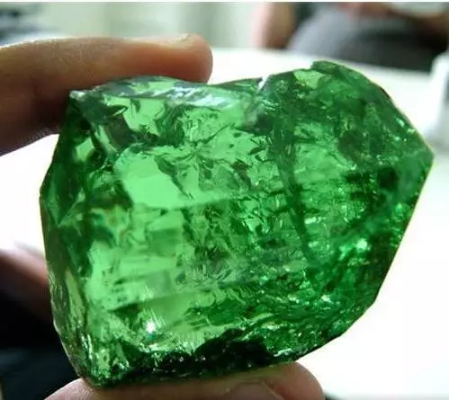 शिबिरे (1 9 फोटो): हा दगड काय आहे? वैशिष्ट्ये आणि गुणधर्म. नैसर्गिक हिरव्या ग्रेनेडची वैशिष्ट्ये 3442_7