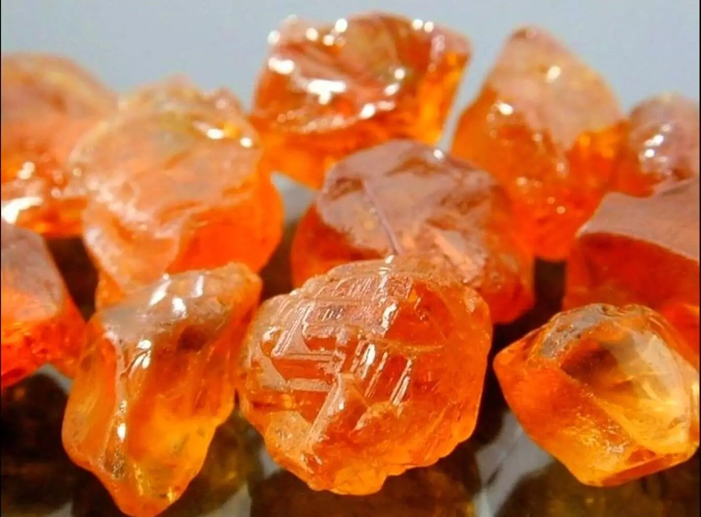Almanandin (30 foto's): magie en therapeutische eigenschappen van Almandin, de waarde van het mineraal van de oranje kleur voor een persoon 3444_13