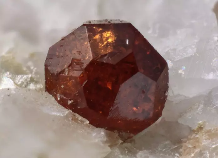 Almanandin (30 foto's): magie en therapeutische eigenschappen van Almandin, de waarde van het mineraal van de oranje kleur voor een persoon 3444_2