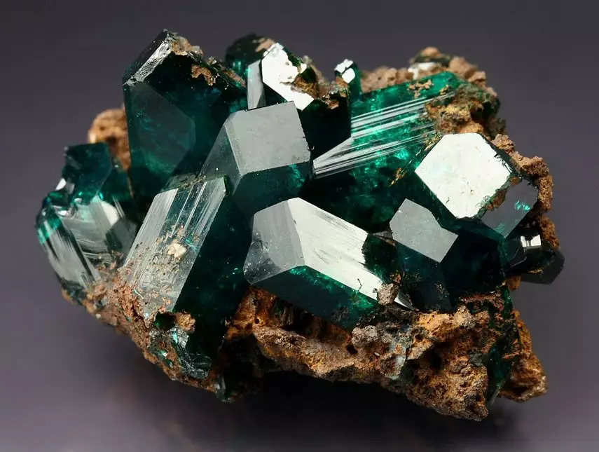 Dioptases (18 foto): Magia e altre proprietà del rame smeraldo, depositi minerari in pietra 3445_18
