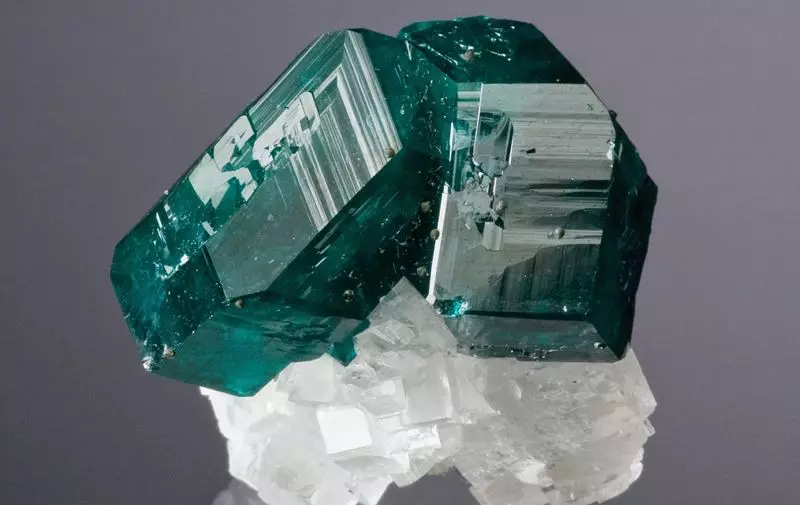 Dioptases (18 bilder): Magic og andre egenskaper av kobber Emerald, stein gruvedrift innskudd 3445_4