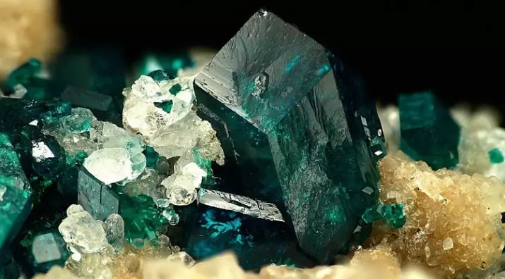 Ama-DiopTases (izithombe eziyi-18): Umlingo nezinye izakhiwo ze-emerald e-emerald, imali yokufaka amatshe 3445_6