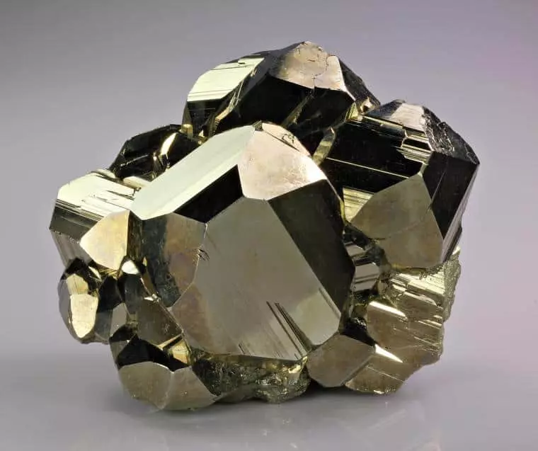 Piritni kamen (28 fotografija): Magic i kemijska svojstva kamena, opis i vrijednost minerala za žene 3446_2